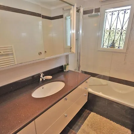 3 Bedroom Beautiful In En Foret Bagnols-en-Forêt